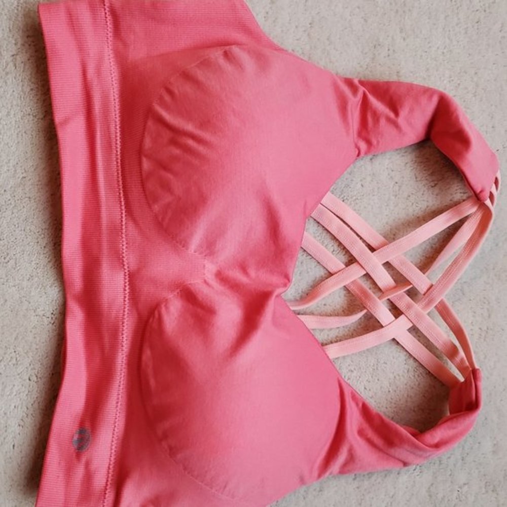 Womens sports bra with contrasting trim